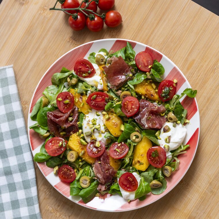 Ensalada con melocotón a la plancha, Sugardrop, burrata y jamón