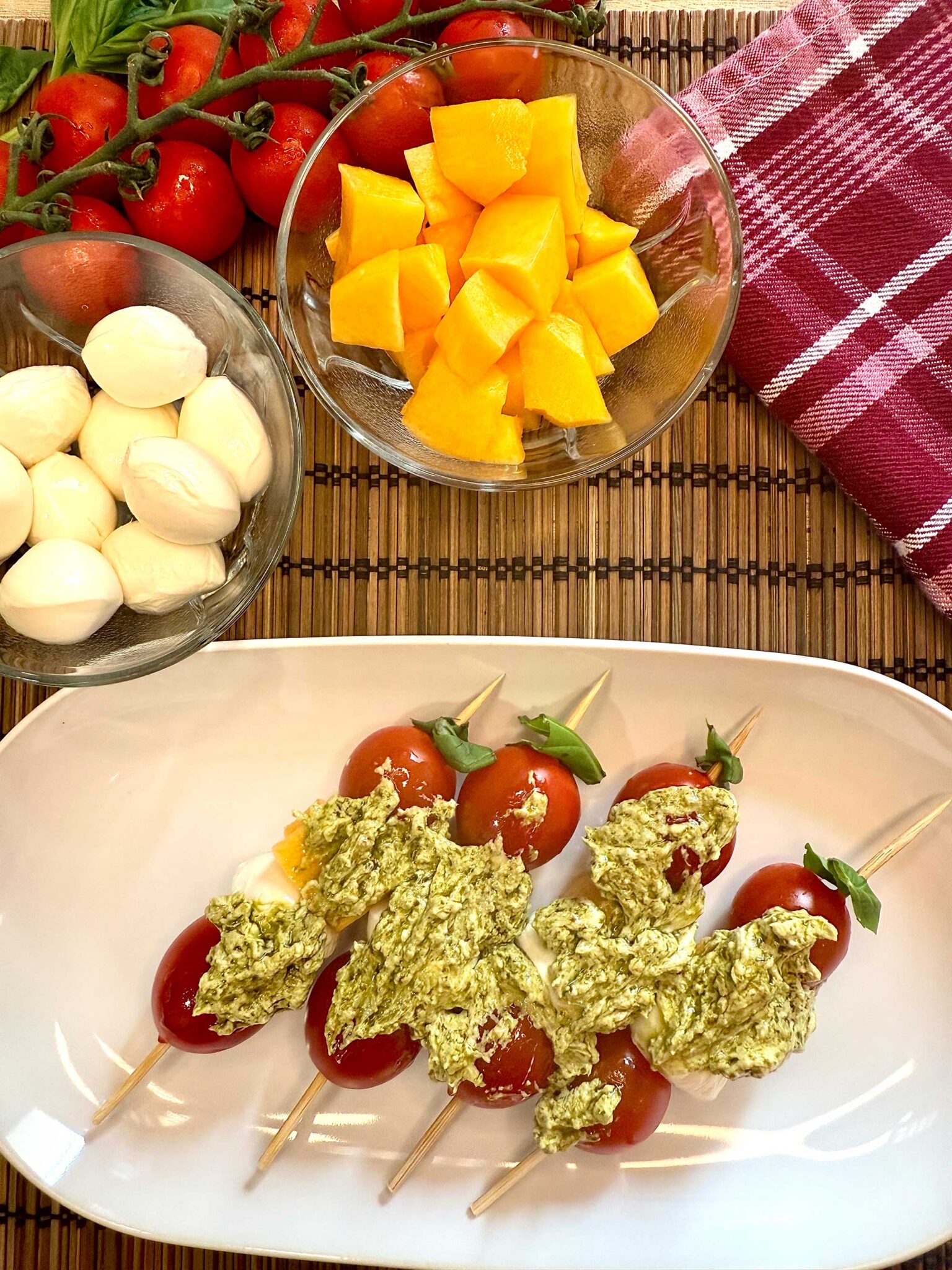 Brochetas de tomate Cherry Sugardrop, melocotón y mozzarella