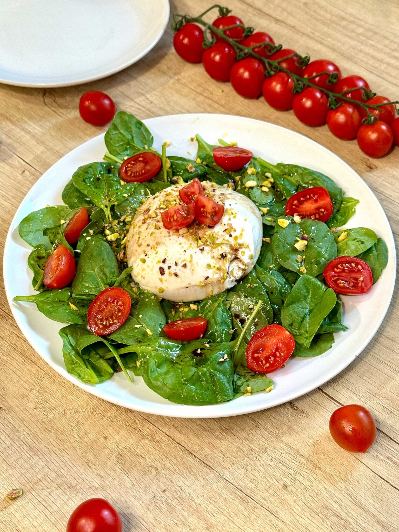 Ensalada templada de burrata, tomate Cherry Sugardrop, rúcula y pistachos