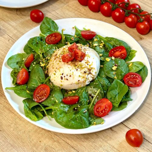 Ensalada templada de burrata, tomate Cherry Sugardrop, rúcula y pistachos