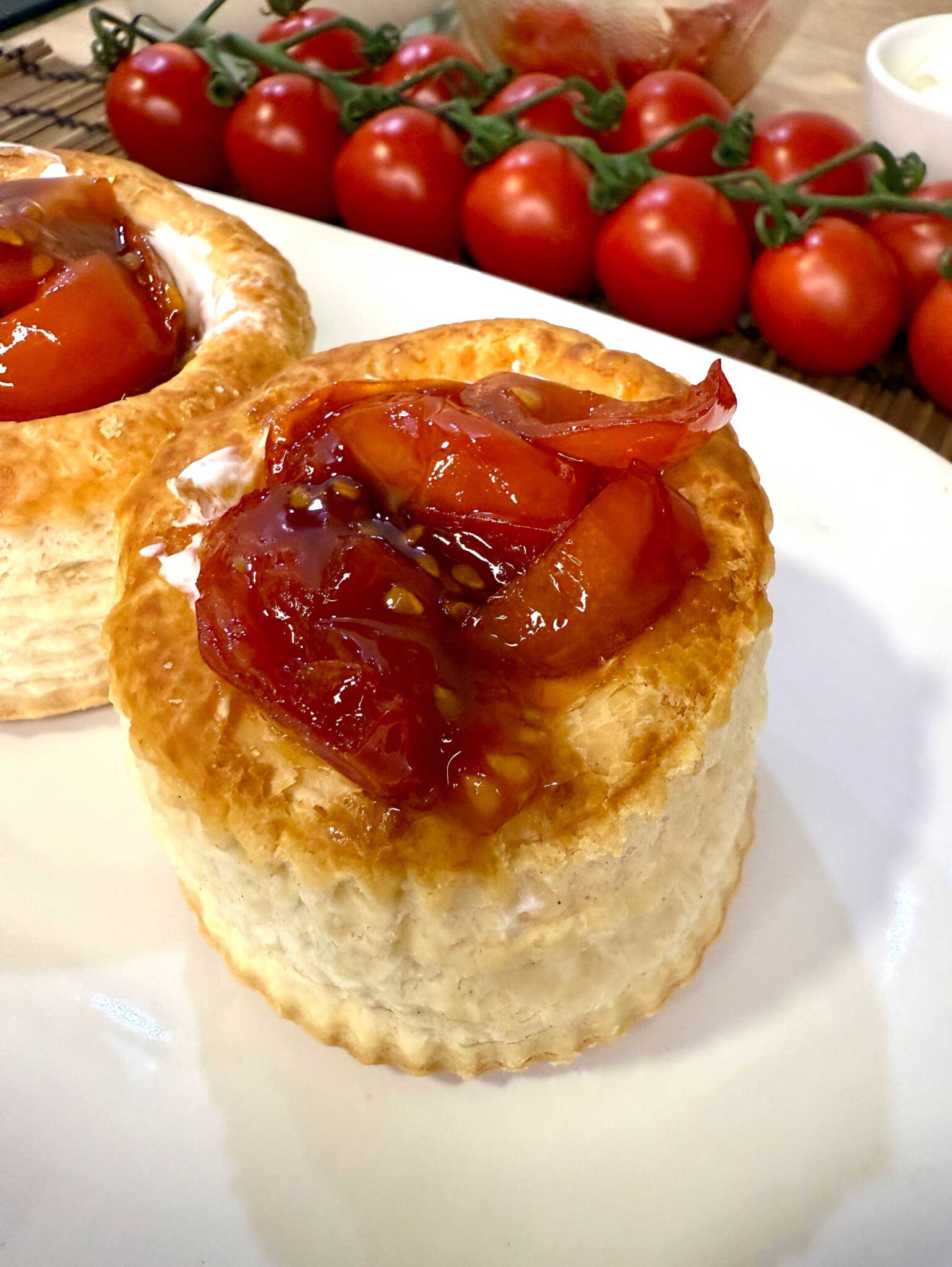 Tartaletas crujientes con queso crema y tomate Cherry Sugardrop confitado